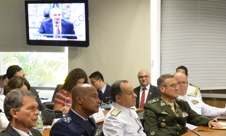 Ainda participaram da audiência: os comandantes da Marinha, Eduardo Bacellar Leal Ferreira, e do Exército, general Eduardo Dias da Costa Villas Bôas; o chefe do Estado-Maior Conjunto das Forças Armadas, almirante Ademir Sobrinho; o chefe do Estado-Maior da Aeronáutica, brigadeiro Raul Botelho, representando o comandante da Aeronáutica; e o secretário-geral do Ministério da Defesa, Joaquim Silva e Luna