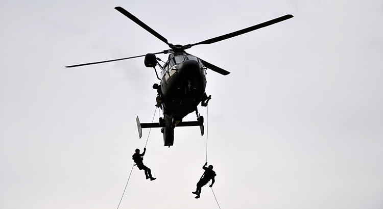 A técnica do rapel utiliza o desembarque por meio de cordas com o helicóptero em voo