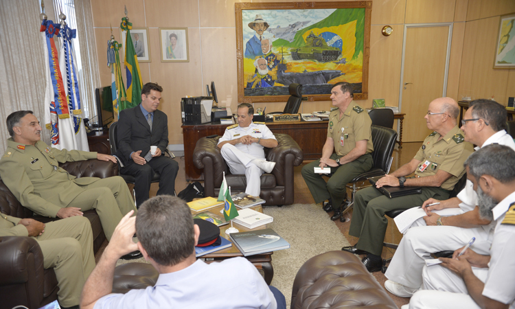 O chefe do Estado-Maior Conjunto das Forças Armadas, almirante Ademir recebeu o Diretor da faculdade paquistanesa, general de Exército Nazir Ahmed Butt