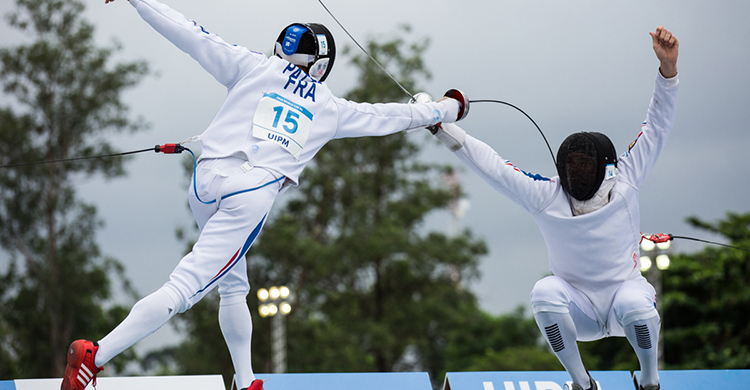 Além da esgrima, o pentatlo moderno conta com as modalidades do hipismo, natação, corrida e tiro 