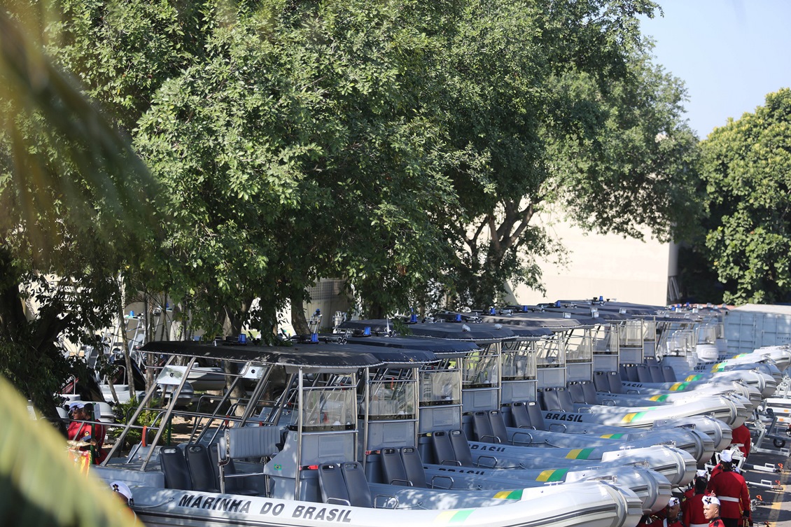 Noventa embarcações servirão de apoio para provas de vela, remo, canoagem, natação do triatlo e maratona aquática. Após os Jogos, ficarão para a Marinha.