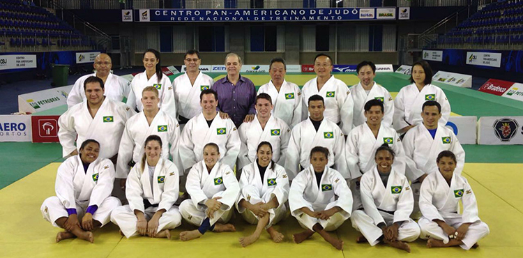 Atletas da Seleção Brasileira posam com os quimonos dos Jogos Olímpicos Rio 2016.