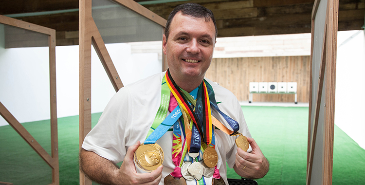 O atleta de carreira da Aeronáutica, coronel Júlio Almeida, vai em busca de mais uma medalha na modalidade de tiro
