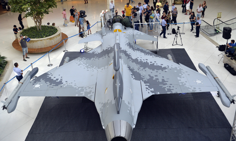 Réplica do Gripen NG, futuro caça da FAB, com previsão de entrega em 2019