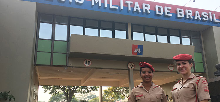 Mônica e Natália representam as jovens que sonham com a carreira militar