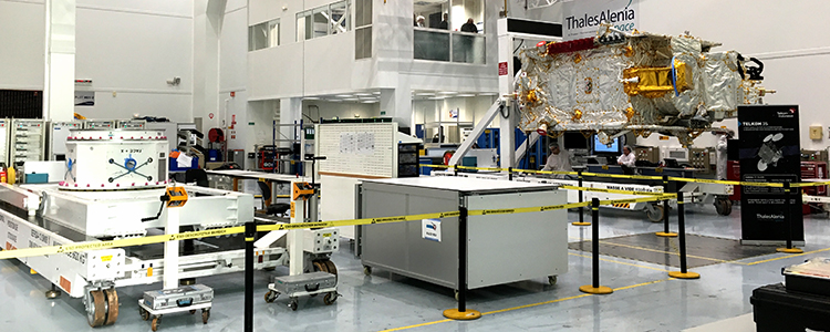 O grupo entrou na chamada sala limpa, local onde o Satélite se encontrava pronto para o acondicionamento em containers.