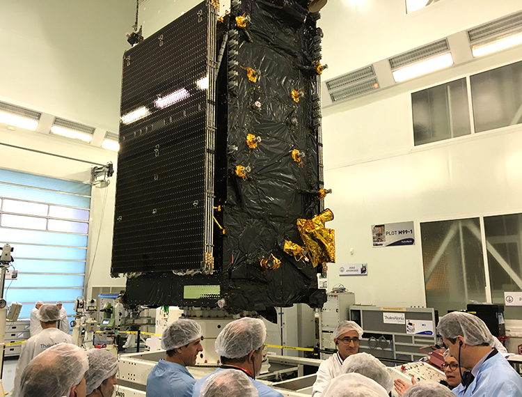 O SGDC expandirá a capacidade operacional das Forças Armadas, por exemplo, em operações conjuntas nas regiões de fronteira terrestre, em eventuais operações de resgate em alto mar e ainda no controle do espaço aéreo.