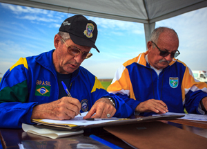 Para avaliar os saltos, 10 árbitros participaram do campeonato