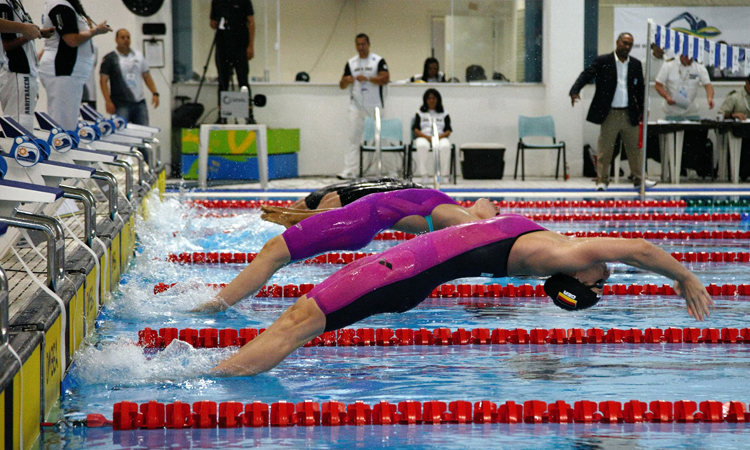 Nadadoras caem na piscina para competição