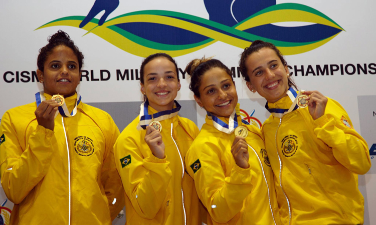 Competidoras brasileiras comemoram a medalhas recebidas