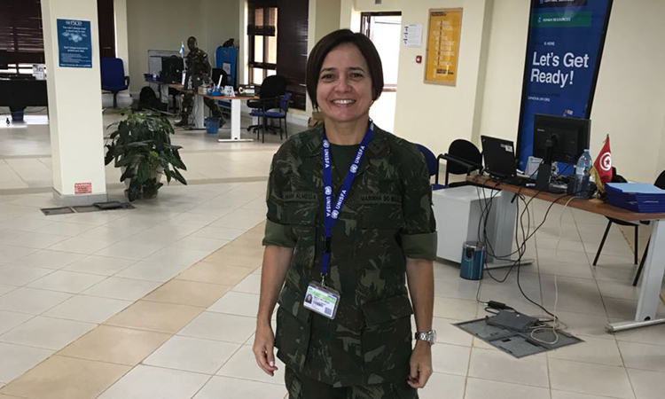 Maria Almeida de pé em uma sala do seu novo local de trabalho