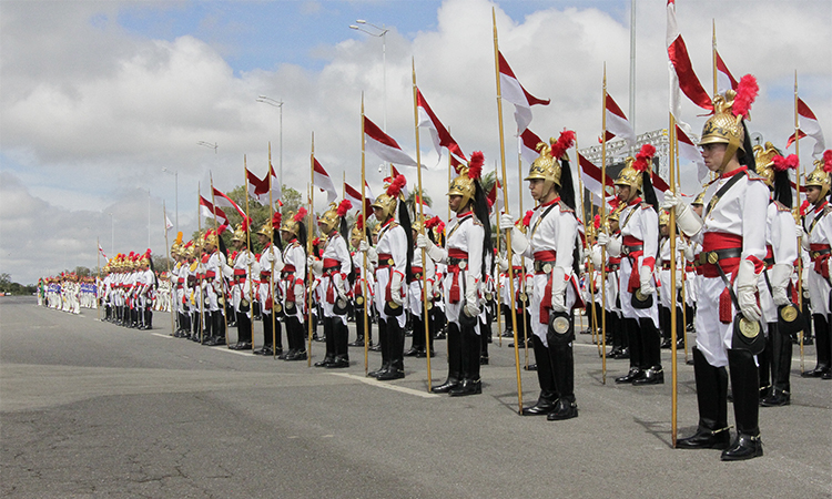 Militares do Regimento de Cavalaria de Guarda em formatura