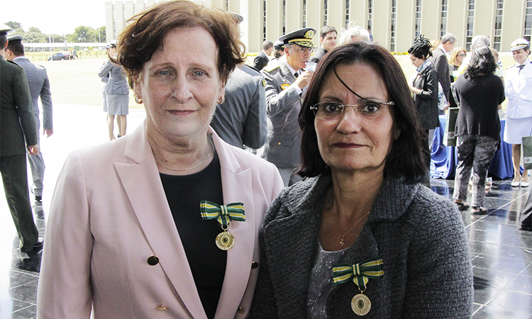 duas servidoras civis receberam a medalha do Exército Brasileiro