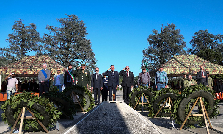 Comitiva brasileira no Monumento Votivo Militar Brasileiro