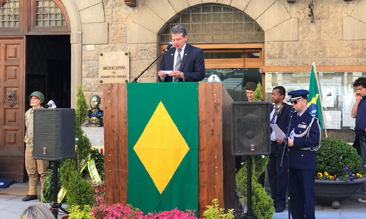 Ministro Silva e Luna discursa durante a inauguração do busto do marechal Mascarenhas de Moraes