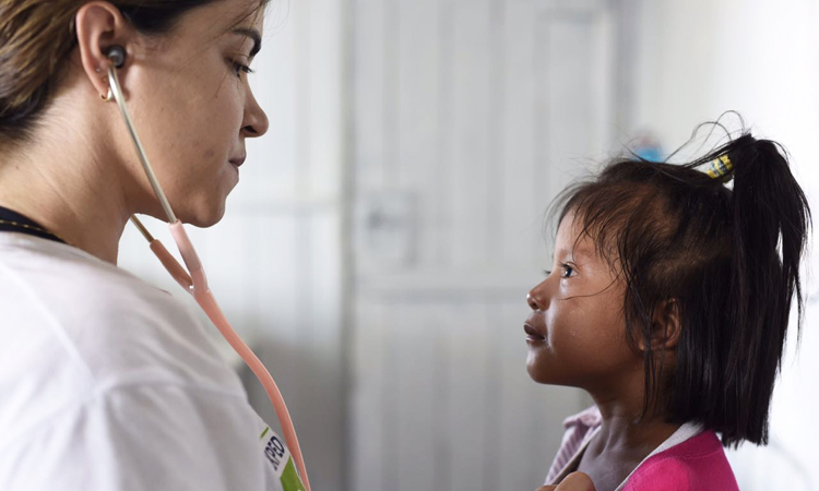 Médica atende criança