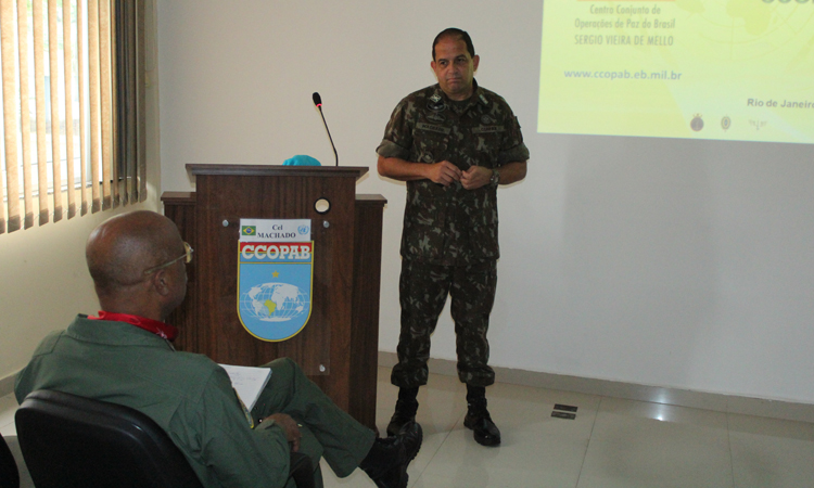 comandante do Centro de Instrução profere apresentação à autoridade do Ministério