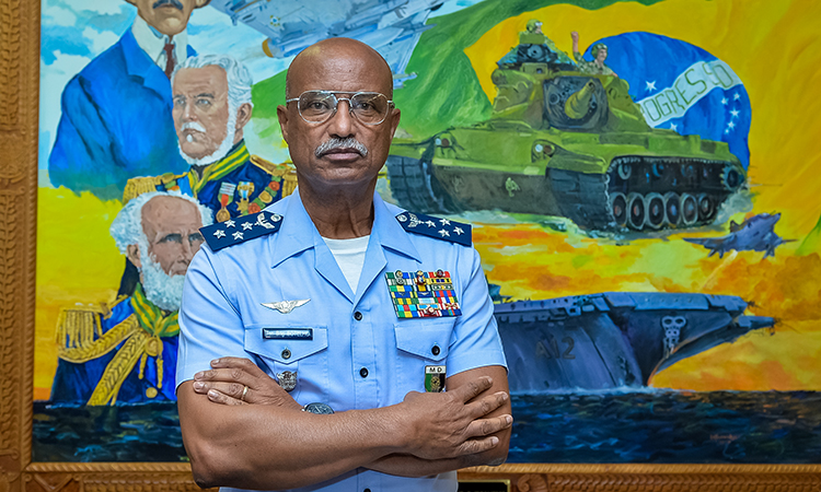 autoridade da Defesa posa para foto