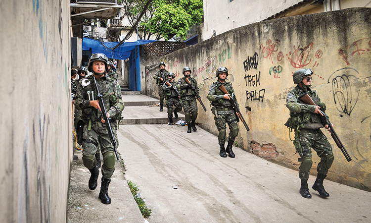Soldados do Exército em patrulha na rua
