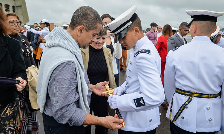 Cadete, que foi o primeiro colocado, recebe o espadim da sua família