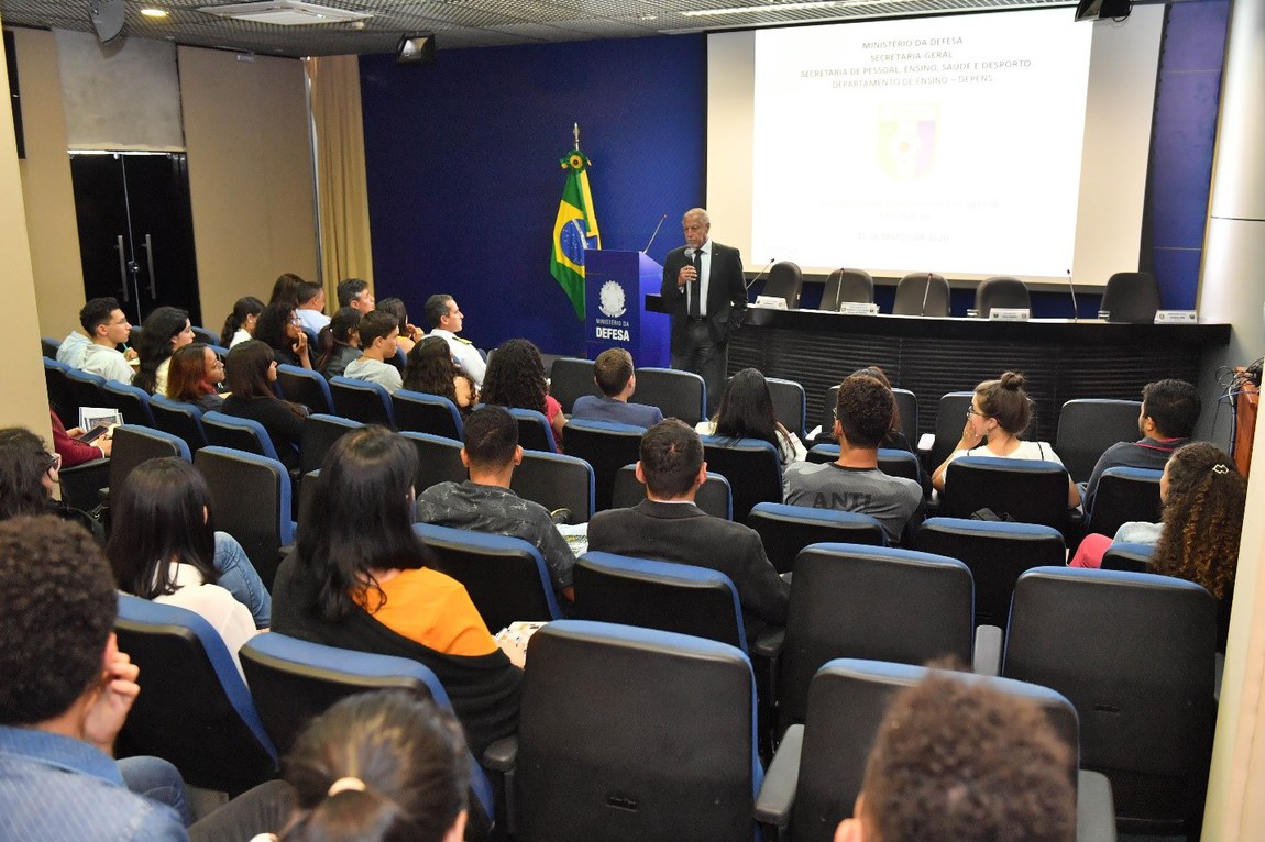 Visita dos alunos da Universidade Paulista ao Ministério da Defesa – 11 de março de 2020.jpg