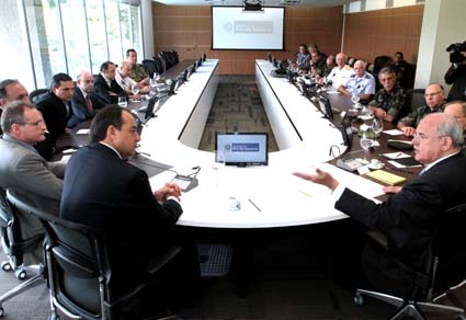 26/11/2010 - DEFESA - Apoio da Defesa ao Rio de Janeiro é obrigação federativa, diz Jobim a Cabral
