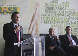 08/12/2011 - DEFESA - Governo Federal firma acordo com 11 estados para plano de fronteiras