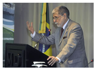 21/09/2011 - DEFESA - Para Amorim, canal aberto com a sociedade beneficia criação de uma mentalidade de defesa no país