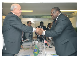 14/04/2011 - DEFESA - LAAD 2011: Brasil assina entendimento técnico que permitirá levantamento da plataforma continental de Angola