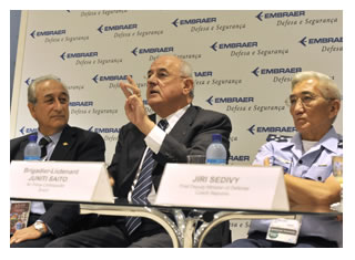 13/04/2011 - DEFESA - LAAD 2011: Jobim defende cooperação militar entre países sul-americanos para defesa das riquezas da região