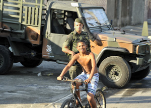 09/05/2011 - DEFESA - Forças Armadas permanecerão no complexo do Alemão enquanto for necessário, garante Jobim