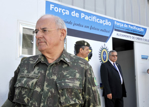 09/05/2011 - DEFESA - Forças Armadas permanecerão no complexo do Alemão enquanto for necessário, garante Jobim