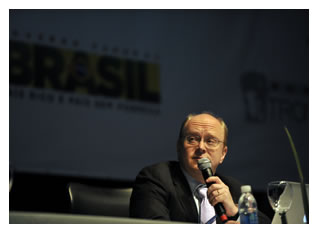 28/07/2011 -DEFESA - Livro Branco: especialistas do país e exterior reafirmam valor da participação civil em assuntos de Defesa