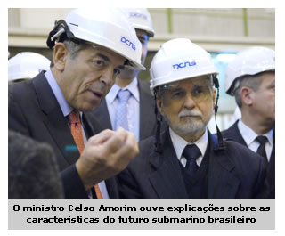 O ministro Celso Amorim ouve explicações sobre as características do futuro submarino brasileiro