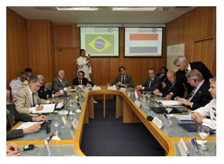 07/12/2011 - DEFESA - Brasil firma acordo de cooperação na área de Defesa com Países Baixos