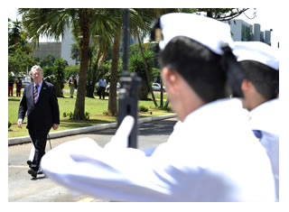 07/12/2011 - DEFESA - Brasil firma acordo de cooperação na área de Defesa com Países Baixos