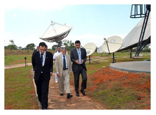 14/10/2011 - DEFESA - Celso Amorim conhece o trabalho, os projetos e o parque tecnológico do Sipam 