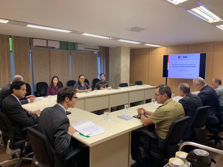 Prof. Jaime García visita o Instituto Pandiá Calógeras.jpg