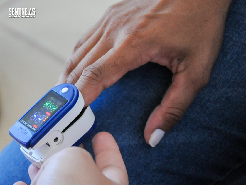 Estudantes realizam medição de glicose de moradores durante oficina. Foto: Felipe Bramucci