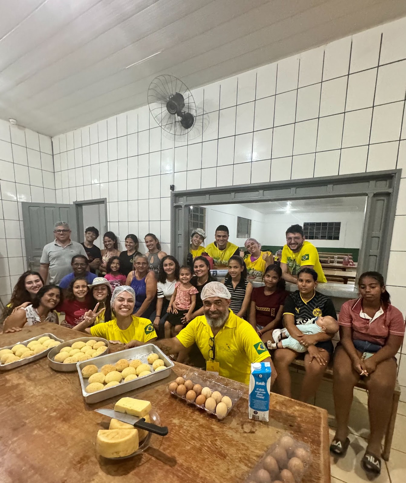 Participantes da oficina de pão de queijo ministrada na cozinha da escola municipal Darcy Ribeiro Foto: Daniela Dami