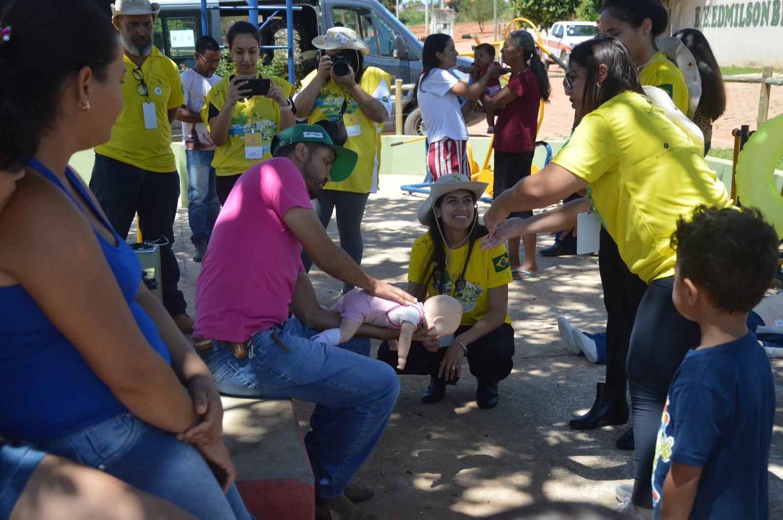 Rondonistas ensinado práticas de primeiros socorros.
