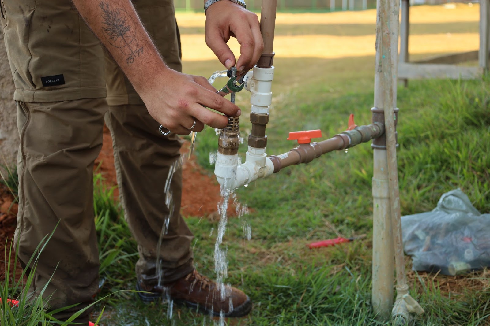 Integrante do Projeto Rondon demonstra como realizar a instalação do carneiro hidráulico // Foto Por Pedro Guerrazzi