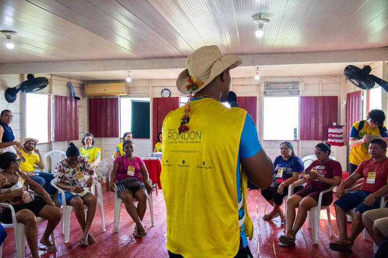 Participantes do Projeto Rondon reúnem-se em atividade comunitária