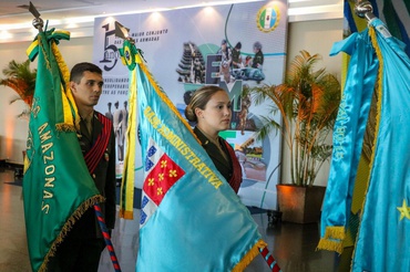 A entrega medalha simboliza a dedicação e desempenho das equipes de militares.