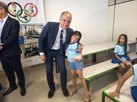 Gen Carlos Vinícius e aluna atendida pelo Programa.