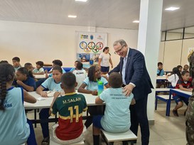  Gen João Alberto e as crianças do Programa.