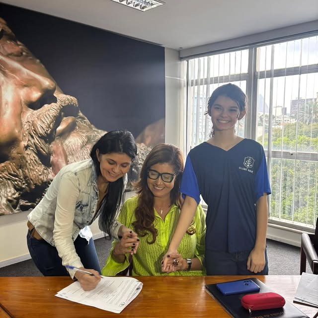 Rebeca assinando.jpg