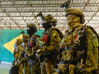 Adestramento de Forças Especiais treina militares para salto livre operacional a médias e grandes altitudes