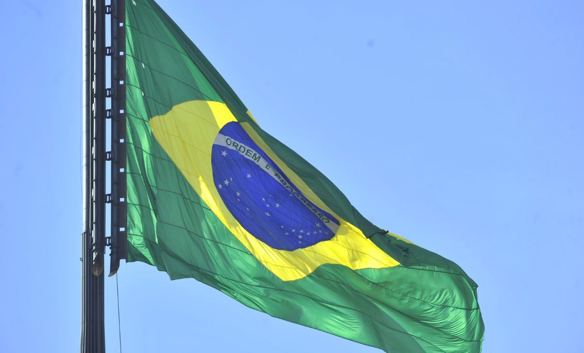 Desconhecidos substituem bandeira nacional por uma da federação