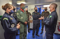 Chefe do Estado-Maior Conjunto das Forças Armadas participa de treinamento com helicópteros